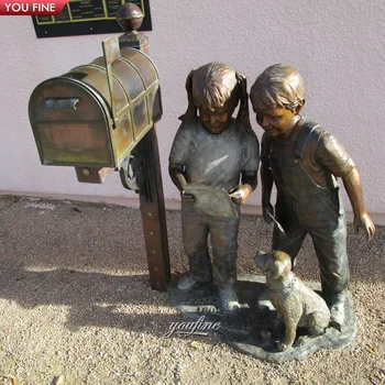 Градината на открито, Участват момче и момиче в реален размер, Бронзова скулптура на пощенската кутия, Статуята на