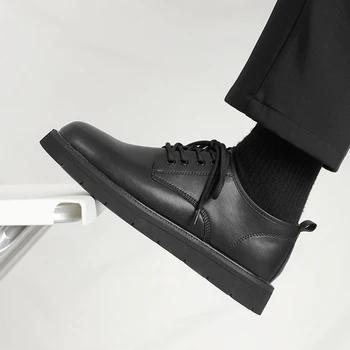 Мъжки обувки 2023, Нова Лятна Ежедневни Кожени обувки в Британския Черен Цвят, Мъжки Бизнес Обувки За студенти, Модни Работна Обувки с Голяма Глава, Черна Кожа